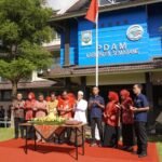 Perumda Air Minum Tirta Bumi Serasi Kabupaten Semarang memperingati HUT ke-45 melalui apel dan pemberian penghargaan di Semarang, Rabu (2026), sebagai refleksi peningkatan layanan air bersih. Kegiatan ini melibatkan pemerintah daerah, pelanggan, dan pegawai guna memperkuat komitmen pelayanan serta mendorong kualitas kinerja perusahaan.