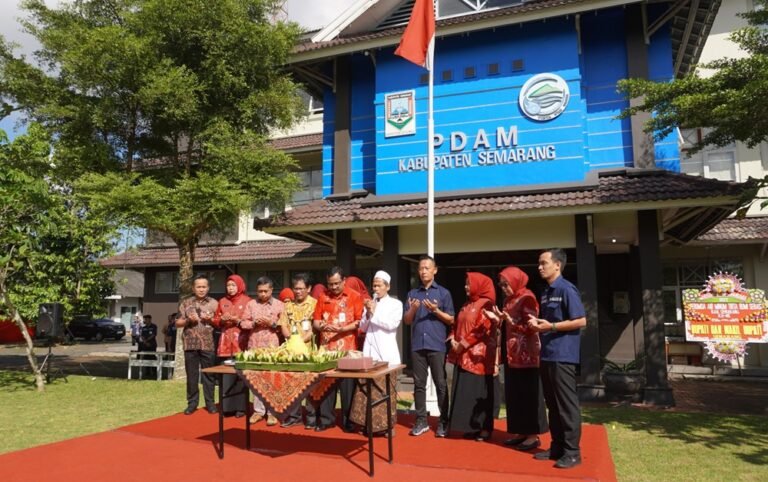 Perumda Air Minum Tirta Bumi Serasi Kabupaten Semarang memperingati HUT ke-45 melalui apel dan pemberian penghargaan di Semarang, Rabu (2026), sebagai refleksi peningkatan layanan air bersih. Kegiatan ini melibatkan pemerintah daerah, pelanggan, dan pegawai guna memperkuat komitmen pelayanan serta mendorong kualitas kinerja perusahaan.