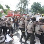 Polres Salatiga menggelar latihan kesiapsiagaan penanganan gangguan kamtibmas di depan Kantor Pemkot Salatiga, Kamis (23/4/2026), dengan skenario unjuk rasa hingga ricuh. Kegiatan ini melibatkan Forkopimda untuk menguji kesiapan personel, koordinasi lintas sektor, serta memastikan respons cepat sesuai prosedur dalam menghadapi potensi eskalasi.