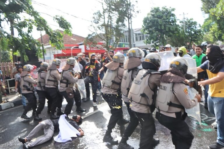 Polres Salatiga menggelar latihan kesiapsiagaan penanganan gangguan kamtibmas di depan Kantor Pemkot Salatiga, Kamis (23/4/2026), dengan skenario unjuk rasa hingga ricuh. Kegiatan ini melibatkan Forkopimda untuk menguji kesiapan personel, koordinasi lintas sektor, serta memastikan respons cepat sesuai prosedur dalam menghadapi potensi eskalasi.