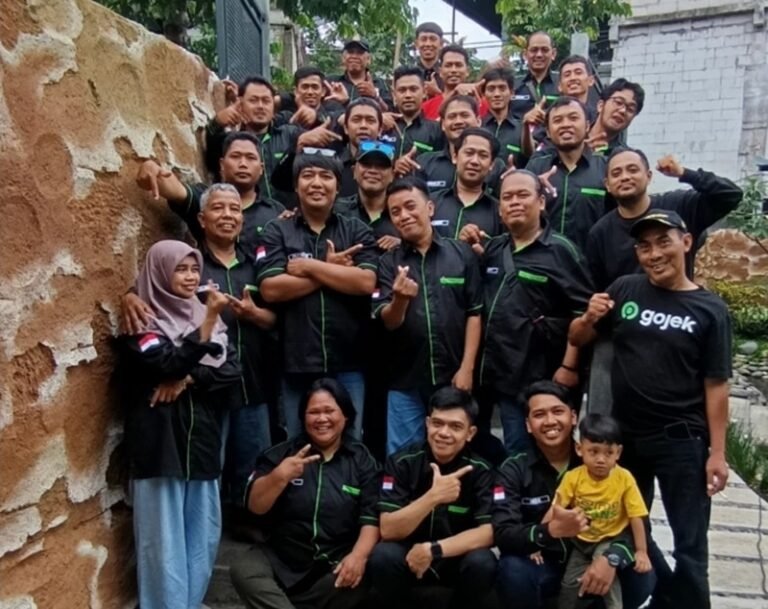 Halalbihalal digelar Komunitas Ojek Online Ungaran oleh para driver di Desa Gogik, Ungaran Barat, Minggu (5/4/2026), sebagai ajang mempererat persaudaraan setelah Lebaran karena padatnya aktivitas kerja, dilakukan dengan saling bermaafan, berbagi pengalaman, serta edukasi menjaga performa akun dan solidaritas komunitas.
