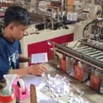 Lonjakan harga bahan baku plastik hingga dua kali lipat dialami pelaku usaha seperti Andi Wahyu Utomo di Pringapus, Kabupaten Semarang, sejak awal 2026, akibat pasokan nafta impor terganggu, disiasati dengan mengurangi produksi, menekan pembelian bahan baku, serta menaikkan harga jual produk.