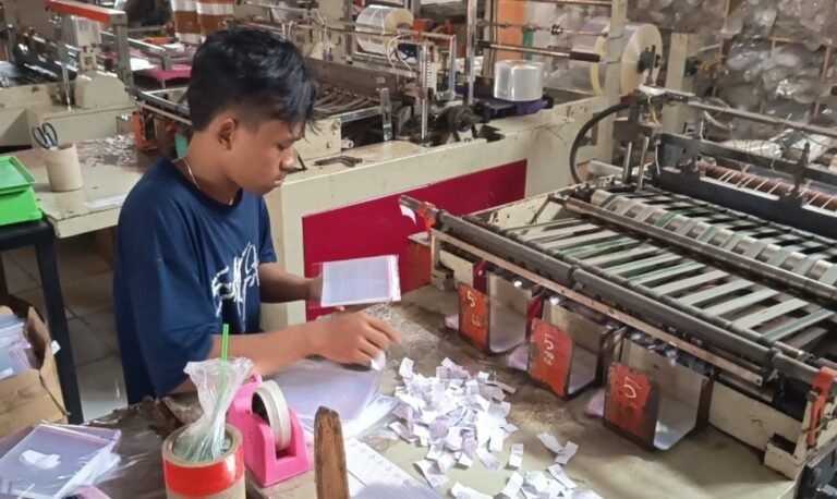 Lonjakan harga bahan baku plastik hingga dua kali lipat dialami pelaku usaha seperti Andi Wahyu Utomo di Pringapus, Kabupaten Semarang, sejak awal 2026, akibat pasokan nafta impor terganggu, disiasati dengan mengurangi produksi, menekan pembelian bahan baku, serta menaikkan harga jual produk.
