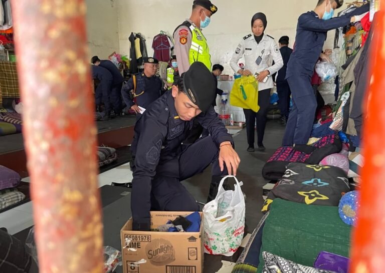 Penggeledahan gabungan digelar Rutan Kelas IIB Salatiga bersama TNI, Polri, dan BNN di blok hunian, Senin (6/4/2026), untuk menjaga keamanan karena potensi peredaran barang terlarang, dilakukan menyeluruh secara humanis guna mencegah narkoba, ponsel ilegal, dan senjata tajam.