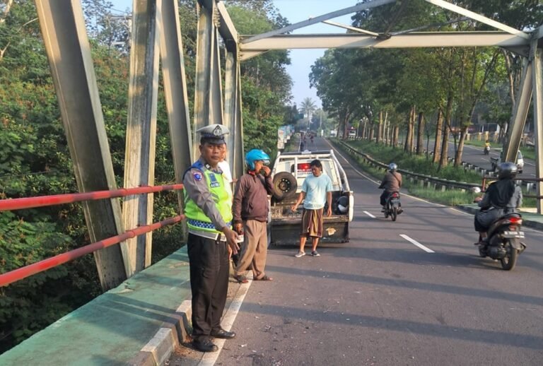 Seorang pelajar asal Boyolali, Luthfy Azka Nur Hasanah (17), meninggal dunia dalam kecelakaan di Jalan Boyolali–Salatiga, Tengaran, Sabtu (18/4/2026) pagi. Korban terjatuh saat mendahului truk dari kiri lalu terlindas, diduga akibat jarak terlalu dekat, saat berangkat sekolah menggunakan sepeda motor.