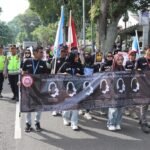 Ratusan karyawan PT Selalu Cinta Indonesia menggelar aksi solidaritas mengenang korban kecelakaan kerja di Kota Salatiga pada Selasa (28/4/2026) dengan konvoi dan berjalan kaki menuju Alun-alun, menyampaikan pesan kepedulian melalui spanduk, sementara polisi mengawal kegiatan secara humanis untuk menjaga ketertiban.