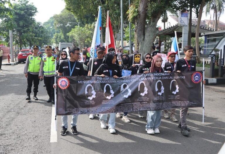 Ratusan karyawan PT Selalu Cinta Indonesia menggelar aksi solidaritas mengenang korban kecelakaan kerja di Kota Salatiga pada Selasa (28/4/2026) dengan konvoi dan berjalan kaki menuju Alun-alun, menyampaikan pesan kepedulian melalui spanduk, sementara polisi mengawal kegiatan secara humanis untuk menjaga ketertiban.