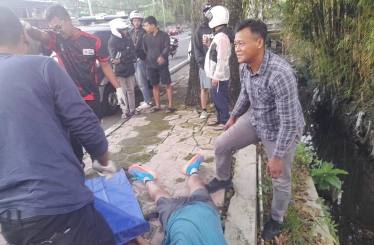 Seorang warga Tegalrejo, Salatiga, Bogey Ardian Warsito Putro (44), meninggal mendadak saat jogging di Jalan Raya Semarang–Surakarta, Selasa (14/4/2026) sore. Korban tiba-tiba terjatuh setelah berlari dan diduga mengalami serangan jantung, lalu dinyatakan meninggal di RSUD Kota Salatiga usai mendapat pertolongan warga.
