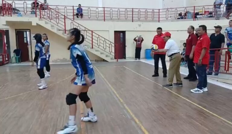 Kejuaraan voli U-18 antar klub dibuka Bupati Semarang Ngesti Nugraha di GOR Wujil, Senin (6/4/2026), melibatkan 12 klub sebagai ajang pembinaan atlet muda karena kebutuhan regenerasi, dilaksanakan melalui kompetisi selektif guna menjaring talenta potensial menuju Porprov Jateng 2026.