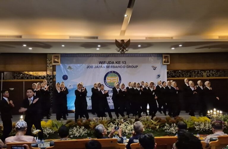 Sebanyak 85 siswa LPK Serbaindo Salatiga diwisuda di Laras Asri, Kamis (16/4/2026), di tengah meningkatnya peluang kerja ke Jepang. Lulusan bersertifikasi bahasa Jepang N3 diminati sektor caregiver, didorong perubahan visa kerja dan tingginya permintaan tenaga asing, dengan potensi gaji di atas Rp16 juta.