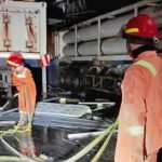 Kebakaran dan ledakan terjadi saat pengisian gas oleh pekerja di PT Makro Prima Pangan Utama, Pringapus, Kabupaten Semarang, Rabu (1/4/2026) malam. Insiden dipicu kebocoran selang gas, menyebabkan enam pekerja luka dan langsung dilarikan ke rumah sakit untuk penanganan.