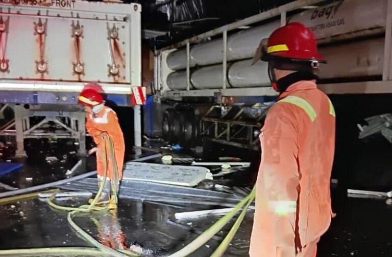 Kebakaran dan ledakan terjadi saat pengisian gas oleh pekerja di PT Makro Prima Pangan Utama, Pringapus, Kabupaten Semarang, Rabu (1/4/2026) malam. Insiden dipicu kebocoran selang gas, menyebabkan enam pekerja luka dan langsung dilarikan ke rumah sakit untuk penanganan.