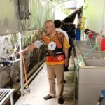 Temuan pelanggaran fasilitas SPPG di Desa Samban disampaikan Joko Sriyono, Selasa (7/4/2026), setelah pengecekan lapangan karena limbah dibuang ke sungai dan sarana tak standar, diminta dihentikan sementara hingga melengkapi IPAL dan sertifikat higiene sanitasi.