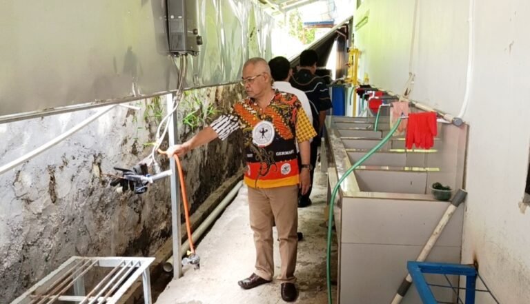 Temuan pelanggaran fasilitas SPPG di Desa Samban disampaikan Joko Sriyono, Selasa (7/4/2026), setelah pengecekan lapangan karena limbah dibuang ke sungai dan sarana tak standar, diminta dihentikan sementara hingga melengkapi IPAL dan sertifikat higiene sanitasi.