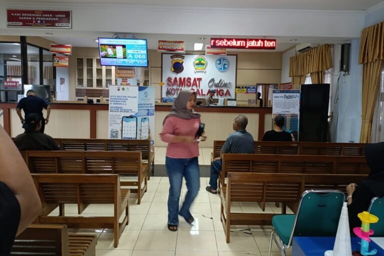 Pemerintah menerapkan program “Ngopeni Nglakoni” di Samsat Salatiga sejak 24 April 2026 yang memungkinkan pembayaran pajak kendaraan tanpa KTP pemilik lama, dengan syarat surat pernyataan sebagai pengaman, guna memudahkan pemilik kendaraan bekas meningkatkan kepatuhan administrasi meski partisipasi awal masih rendah.