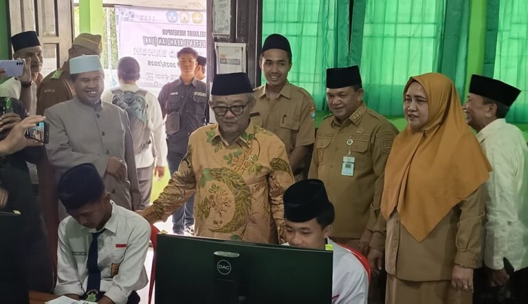Mendikdasmen Abdul Mu'ti mengimbau siswa mengerjakan Tes Kemampuan Akademik di SMP Plus Al Ittihad, Kabupaten Semarang, Senin (13/4/2026), dengan jujur dan percaya diri karena tidak menentukan kelulusan. TKA digunakan untuk mengukur kemampuan akademik dan evaluasi peningkatan kualitas pendidikan.