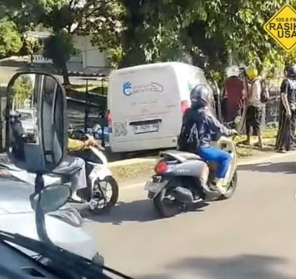 Kecelakaan tunggal terjadi di Jalan Perintis Kemerdekaan, Semarang, Sabtu (11/4/2026) pukul 08.45 WIB saat mobil dari arah Ungaran menuju Banyumanik menabrak pohon dan pagar Balai Diponegoro. Peristiwa ini menyebabkan arus lalu lintas tersendat, sementara petugas masih menunggu proses evakuasi kendaraan.