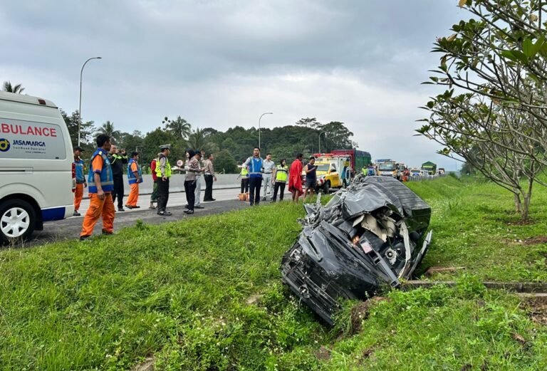 Kecelakaan antara Toyota Hiace dan truk terjadi di Tol Semarang–Solo KM 445 A, Tuntang, Rabu (15/4/2026) pagi, menyebabkan dua orang tewas dan sejumlah penumpang luka-luka. Insiden diduga akibat sopir mengantuk hingga menabrak truk dari belakang, lalu kendaraan keluar jalur dan masuk parit.