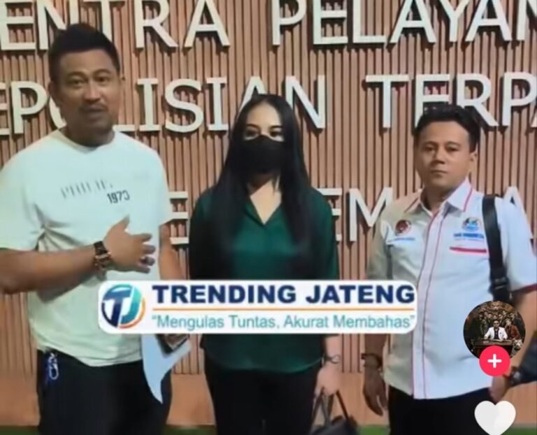 Dugaan penganiayaan terhadap seorang wanita di Bandungan, Kabupaten Semarang, viral di media sosial pada Selasa (14/4/2026) setelah video kuasa hukum korban beredar. Peristiwa diduga terjadi di tempat karaoke saat korban dan terduga pelaku mabuk, namun polisi masih menunggu laporan resmi untuk menindaklanjuti kasus tersebut.