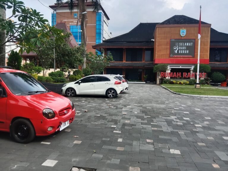 DPC Partai Demokrat Salatiga melaporkan tiga kadernya ke DPD Jateng karena diduga tidak menjalankan kesepakatan pengembalian dana pasca Pileg 2024, baru-baru ini. Kasus ini berpotensi berujung PAW anggota DPRD, setelah berbagai mediasi internal tidak membuahkan hasil dan keputusan diserahkan ke tingkat provinsi