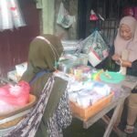 Pedagang kantong plastik di Pasaraya Salatiga mengeluhkan kenaikan harga plastik hingga 70 persen sejak sebelum Ramadan, Selasa (14/4/2026). Kenaikan bertahap ini membuat harga jual melonjak, namun permintaan tetap tinggi karena plastik masih menjadi kebutuhan utama bagi konsumen.