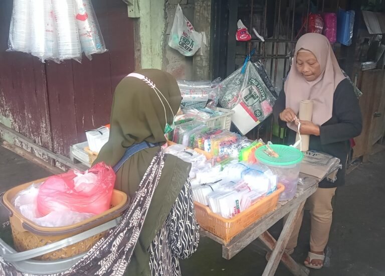 Pedagang kantong plastik di Pasaraya Salatiga mengeluhkan kenaikan harga plastik hingga 70 persen sejak sebelum Ramadan, Selasa (14/4/2026). Kenaikan bertahap ini membuat harga jual melonjak, namun permintaan tetap tinggi karena plastik masih menjadi kebutuhan utama bagi konsumen.