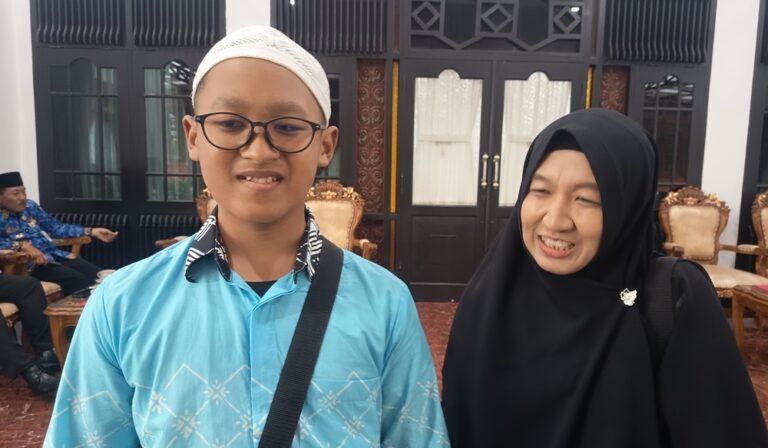 Salahuddin Al Ayyubi Pawirodiharjo, pelajar SMP Negeri 1 Ungaran, menjadi calon jemaah haji termuda Kabupaten Semarang pada musim haji 2026 dengan berangkat bersama ibunya dari Ungaran, Senin (27/4/2026), setelah menggantikan almarhum ayahnya, dengan persiapan manasik dan izin sekolah selama dua bulan.