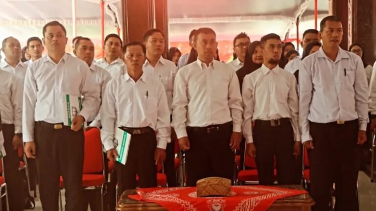 Kebijakan mempertahankan PPPK diambil Pemkab Semarang oleh Sekda Valeanto Soekendro di Ungaran, Senin (6/4/2026), sebagai respons meningkatnya belanja pegawai karena banyak PNS pensiun, dilakukan dengan menahan pengisian formasi kosong sambil menunggu kebijakan pemerintah pusat.