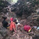 Seorang pemuda terjatuh ke jurang saat hendak menolong warga yang lebih dulu terpeleset di Sungai Tretes, Kota Salatiga, Rabu (29/4/2026), akibat panik dan salah jalur, sehingga keduanya mengalami luka dan dievakuasi petugas gabungan sebelum dibawa ke rumah sakit.