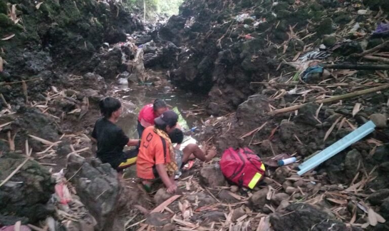 Seorang pemuda terjatuh ke jurang saat hendak menolong warga yang lebih dulu terpeleset di Sungai Tretes, Kota Salatiga, Rabu (29/4/2026), akibat panik dan salah jalur, sehingga keduanya mengalami luka dan dievakuasi petugas gabungan sebelum dibawa ke rumah sakit.