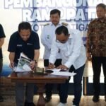 Penandatanganan kontrak pembangunan akses Tol Pattimura dilakukan Pemkot Salatiga dan PT Trans Marga Jateng di Salatiga, Rabu (1/4/2026). Proyek ini bertujuan memperkuat konektivitas, mendorong ekonomi, serta membuka peluang investasi melalui pembangunan on/off ramp strategis.