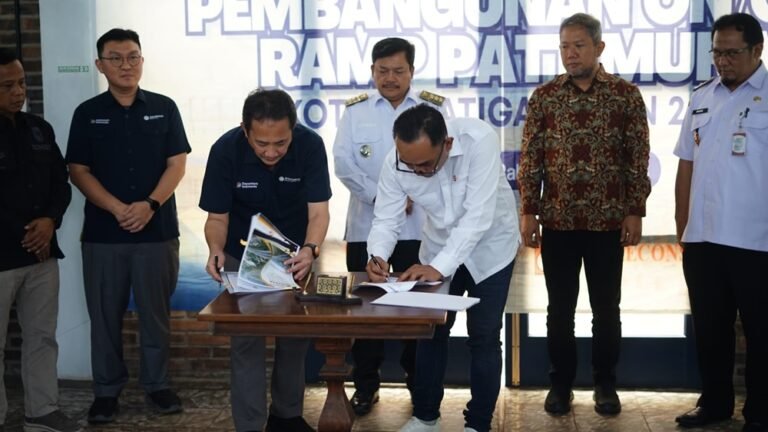 Penandatanganan kontrak pembangunan akses Tol Pattimura dilakukan Pemkot Salatiga dan PT Trans Marga Jateng di Salatiga, Rabu (1/4/2026). Proyek ini bertujuan memperkuat konektivitas, mendorong ekonomi, serta membuka peluang investasi melalui pembangunan on/off ramp strategis.