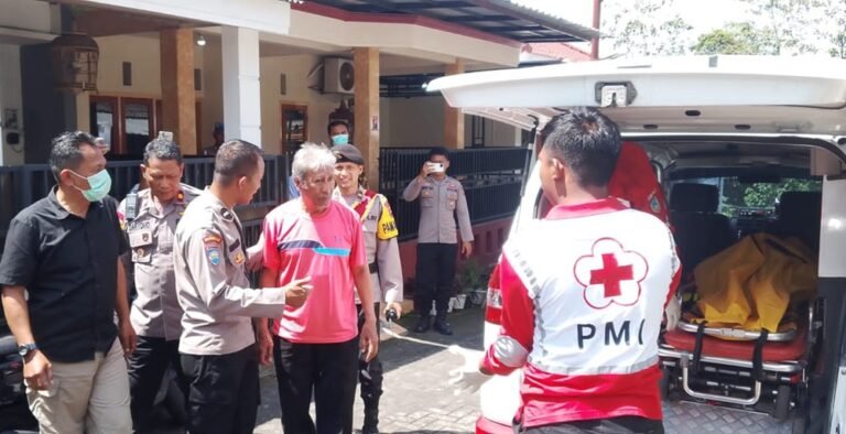 Warga Perumahan Idaman, Kutowinangun Lor, Tingkir, Salatiga, menemukan kerangka manusia di rumah kontrakan pada Selasa (21/4/2026) setelah penghuni tak terlihat berbulan-bulan. Polisi bersama tim medis memastikan tidak ada tanda kekerasan dan memperkirakan korban meninggal sekitar tiga bulan sebelum ditemukan saat rumah dibuka paksa.