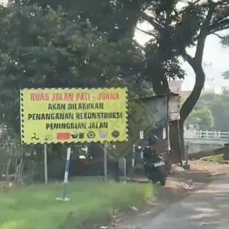 Rencana perbaikan jalan pantura ruas Pati–Juwana mulai disosialisasikan di Pati, Sabtu (11/4/2026), ditandai pemasangan rambu informasi di tepi jalan. Sementara itu, perbaikan di Jalan Lingkar Juwana membuat polisi mengalihkan arus lalu lintas ke dalam kota sejak 10 April 2026 untuk mengurangi kemacetan.