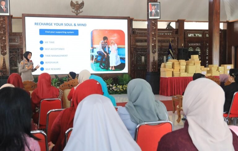 Kapolres Semarang AKBP Ratna Quratul Ainy menyoroti tingginya kerentanan perempuan terhadap tindak kriminal saat peringatan Hari Kartini di Pendapa Rumah Dinas Bupati Semarang, Selasa (21/4/2026). Ia mendorong korban berani melapor karena kepolisian menyediakan pendampingan hukum dan psikologis, sekaligus menekankan peran perempuan dalam keluarga dan menjaga kamtibmas.