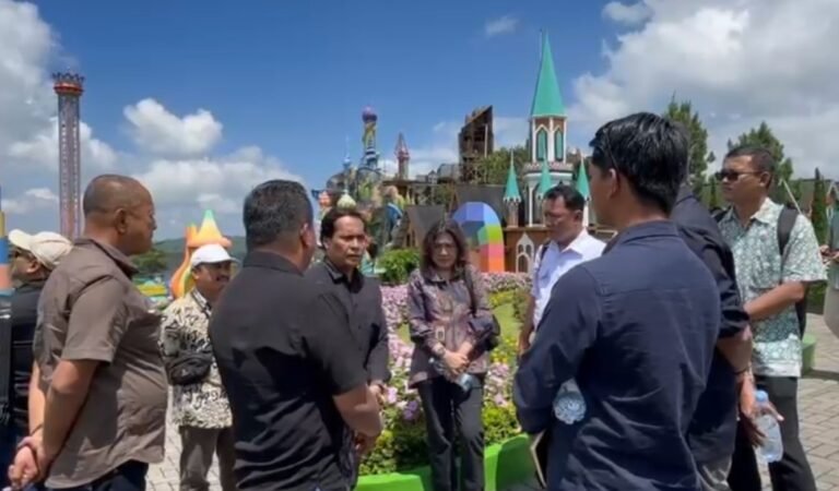 Komisi C DPRD Kabupaten Semarang menyoroti perluasan Taman Bunga Celosia di Bandungan yang mencapai sekitar 9 hektare tanpa izin lengkap, Jumat (24/4/2026). Dewan meminta wahana belum berizin dihentikan sementara dan pengelola melengkapi administrasi serta memperbaiki pengolahan limbah demi kepatuhan aturan.