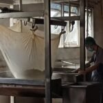 Kenaikan harga kedelai dan plastik kemasan sejak April 2026 menekan pelaku usaha tahu di Salatiga, seperti di Kutowinangun Kidul, yang harus menaikkan harga jual secara bertahap untuk bertahan, akibat lonjakan bahan baku hingga 30 persen yang dipicu faktor global dan nilai tukar rupiah.