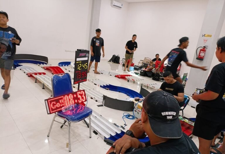 Komunitas Tamiya KOBAM Salatiga menggelar Race Tamiya damper style di Terminal Tipe A Tingkir, Minggu (26/4/2026), yang diikuti sekitar 120 tim dari berbagai daerah di Jawa, dengan sistem penilaian clear finish berbasis sensor, guna mewadahi hobi sekaligus menghidupkan fungsi terminal sebagai ruang publik produktif.