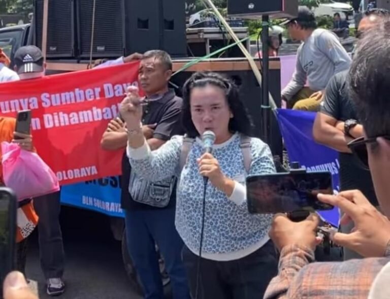 Ratusan korban Koperasi BLN menggelar aksi di Polda Jawa Tengah, Semarang, Rabu (1/4/2026), menuntut pengembalian dana dan penuntasan kasus. Massa dari berbagai daerah mendesak polisi bertindak tegas karena sudah lama menunggu kejelasan atas dugaan pengelolaan dana tidak transparan.