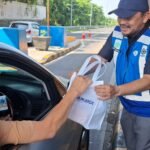 PT Jasamarga Transjawa Tol membagikan 400 bingkisan kepada pengguna jalan di lima gerbang tol Trans Jawa pada Senin (20/4) dalam rangka Hari Konsumen Nasional. Kegiatan di Bekasi Barat hingga Kejapanan ini dilakukan sebagai apresiasi atas kepercayaan masyarakat sekaligus upaya mendorong peningkatan layanan yang nyaman dan responsif.