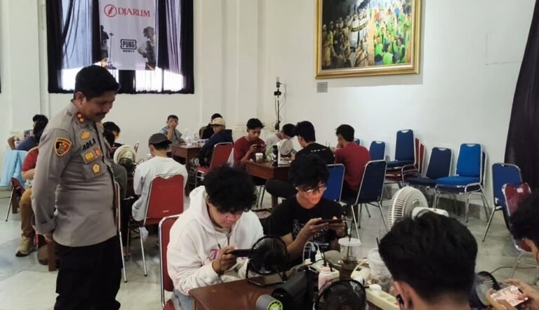 Tim Anak Kabupaten menjuarai final e-sport Mobile Legends Kapolres Salatiga Cup di Museum Polres Salatiga, Minggu (26/4/2026), setelah mengalahkan Privat Lebel melalui strategi agresif sejak awal, dalam laga yang disaksikan ratusan penonton, sebagai upaya Polres Salatiga membina generasi muda dan mempererat hubungan dengan masyarakat.