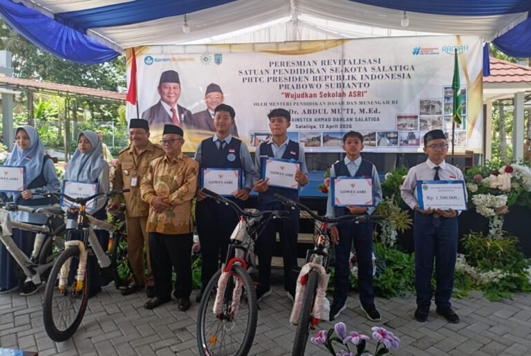 Mendikdasmen Abdul Mu'ti mengajak pelajar di Salatiga bersepeda ke sekolah saat peresmian SMA Sainstek, Senin (13/4/2026), guna membangun kesadaran lingkungan dan pola hidup sehat. Sekolah juga diminta menerapkan program 3R serta penghematan energi sebagai bagian budaya ramah lingkungan.