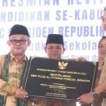 Mendikdasmen Abdul Mu'ti meresmikan revitalisasi 45 satuan pendidikan di Kabupaten Semarang, Senin (13/4/2026), untuk meningkatkan kualitas sarana dan pembelajaran. Program ini mencakup perbaikan fisik serta bantuan perangkat digital guna mendukung proses belajar yang lebih modern dan efektif.