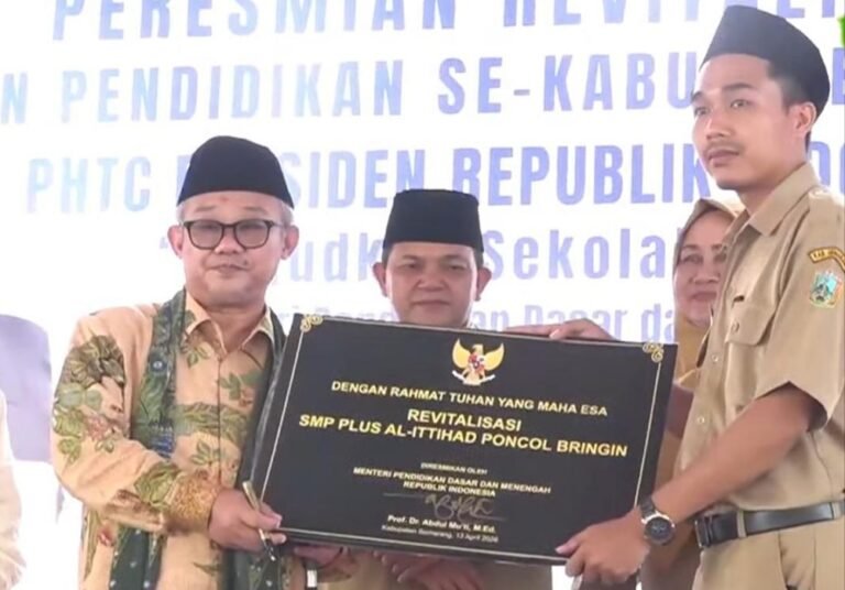 Mendikdasmen Abdul Mu'ti meresmikan revitalisasi 45 satuan pendidikan di Kabupaten Semarang, Senin (13/4/2026), untuk meningkatkan kualitas sarana dan pembelajaran. Program ini mencakup perbaikan fisik serta bantuan perangkat digital guna mendukung proses belajar yang lebih modern dan efektif.