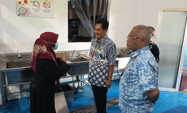 Dewan Pendidikan melakukan sidak ke SPPG Jatijajar di Bergas, Kabupaten Semarang, Selasa (14/4/2026), untuk menindaklanjuti temuan sebelumnya terkait pengolahan limbah. Hasilnya, sistem IPAL dan fasilitas dapur telah diperbaiki sesuai standar, meski masih diperlukan penyempurnaan pada saluran pembuangan dan penataan lingkungan.