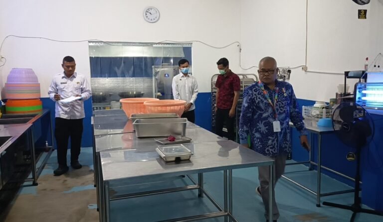 Dewan Pendidikan Kabupaten Semarang menemukan dapur Makan Bergizi Gratis di SPPG Pringsari, Pringapus, tidak layak operasional saat peninjauan Selasa (28/4/2026), karena fasilitas dan tata ruang belum memenuhi SOP, sehingga direkomendasikan dihentikan sementara hingga perbaikan menyeluruh dilakukan demi keamanan layanan.