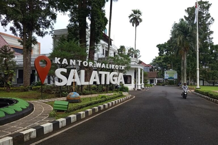 Wacana penerapan WFH bagi ASN sebagai upaya penghematan BBM dikaji Pemkot Salatiga di Salatiga, Rabu (1/4/2026). Pemerintah memilih alternatif Jumat tanpa kendaraan bermotor guna efisiensi energi, menjaga kinerja ASN, serta mendorong penggunaan transportasi umum dan gaya hidup sehat