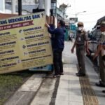 Satpol PP Kota Salatiga menindaklanjuti aduan warga yang viral dengan menertibkan reklame dan trotoar licin di Jalan Kartini, Senin (27/4/2026), melalui patroli penegakan Perda, dengan memberi teguran kepada pelaku usaha dan pengelola agar tidak mengganggu hak pejalan kaki serta memperbaiki fasilitas publik.