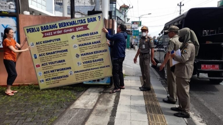 Satpol PP Kota Salatiga menindaklanjuti aduan warga yang viral dengan menertibkan reklame dan trotoar licin di Jalan Kartini, Senin (27/4/2026), melalui patroli penegakan Perda, dengan memberi teguran kepada pelaku usaha dan pengelola agar tidak mengganggu hak pejalan kaki serta memperbaiki fasilitas publik.