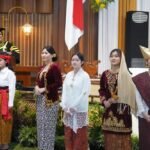 Universitas Kristen Satya Wacana menggelar wisuda periode II 2026 di Salatiga, Kamis (23/4/2026), dengan menonjolkan peran perempuan dalam kepemimpinan akademik. Prosesi dihadiri tokoh perempuan dan diikuti 437 lulusan, mengusung tema “Pahlawan Wanita” sebagai penghormatan atas perjuangan perempuan dalam pendidikan dan kehidupan.